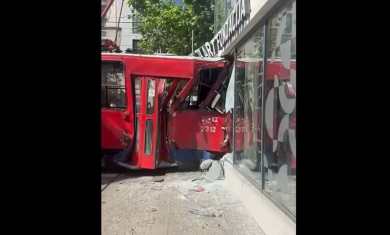 Photo of ВИДЕО: Трамвај излета од шини во Белград и се заби во зграда, има повредени