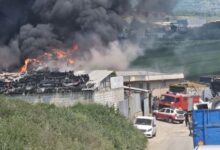 Photo of Под контрола е пожарот во Визбегово, пожарникарите, вработените и газдите гаснат со цистерн и тешка механизација