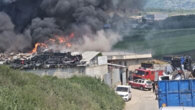 Photo of Под контрола е пожарот во Визбегово, пожарникарите, вработените и газдите гаснат со цистерн и тешка механизација