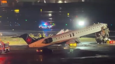 Photo of (Видео) Инцидент на аеродром во САД: авион при слетување удри во камион и столб