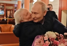 Photo of (Видео) Путин лично ја зеде својата поранешна учителка од хотел во Москва за заедничка вечера