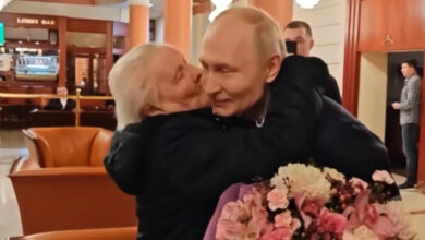 Photo of (Видео) Путин лично ја зеде својата поранешна учителка од хотел во Москва за заедничка вечера