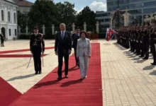 Photo of Претседателката Сиљановска-Давкова со највисоки државни почести пречекана во Братислава