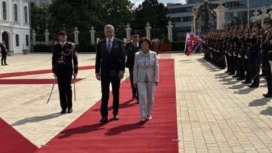 Photo of Претседателката Сиљановска-Давкова со највисоки државни почести пречекана во Братислава