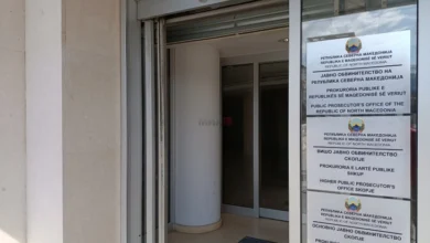 Photo of ЈО: Насилна е смрттДежурен јавен обвинител од Основното јавно обвинителство – Скопје и екипи на Министерството за внатрешни работи, ноќеска вршеа увид на тешко пристапна шумска локација во близина на селото Летевци, каде беше пронајдено безживотно тело на жена од Таор. Жената била пријавена за исчезната во петокот, по што беа преземени дејствија за нејзино пронаоѓање, информираа попладнево од Јавното обвинителство на Република Северна Македонија.  – Јавниот обвинител издаде наредба за обдукција на телото на починатата, при што потврдено е дека смртта е насилна. Под сомненија за сторено кривично дело, лишен од слобода е поранешниот сопруг на жртвата, а задржани се и тројца негови пријатели. Се преземаат дејствија за целосно расчистување на настанот – појаснија од ЈО.   Од МВР информираа дека денеска е лишен од слобода С.Г., на возраст од 51 година, со престојувалиште во скопско Таор, поради постоење основи на сомнение дека ја убил 48-годишната Ж.Г.  – На 26 јуни 2026, С.Г. пријавил во полициска станица дека од домот се оддалечила Ж.Г., со која живееле во иста куќа, а следниот ден пријавил дека ја пронашол почината Ж.Г. во близина на село Летевци, скопско. На местото излегле полициски службеници и јавен обвинител, по што телото, кое било во фаза на распаѓање, по наредба на јавен обвинител е предадено на судска медицина за обдукција. Со С.Г. е извршен службен разговор и тој е лишен од слобода, а во врска со случајот лишени се од слобода и З.М.(62), Г.Б.(64) и М.Д.(69) – информираа од МВР.  Оттаму соопштија дека во координација со јавен обвинител, се преземаат мерки за целосно расчистување на случајот. бда на жената од Таор, за убиството осомничен поранешниот сопруг