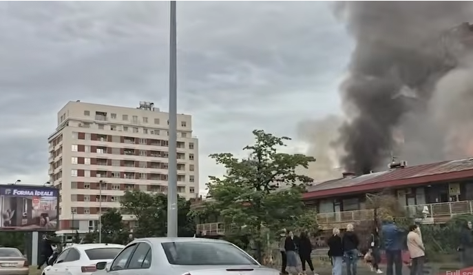 (ВИДЕО) 40 пожарникари гаснат пожар во трговскиот центар „Енјуб“ во Белград повеќе од два часа