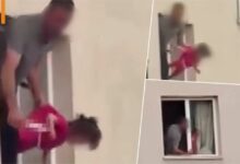 Photo of Вознемирувачко видео) По расправија со сопругата ја зема ќерката (3) како заложник и застана на прозорецот со нож