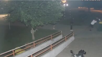 Photo of (Видео) Млади лица снимени како вандализираат урбана опрема во Аеродром