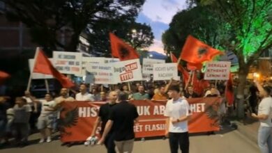 Photo of Приврзаници на ДУИ протестираа во Тетово против укинувањето на одлуката за преименување на улици од 2007 г.
