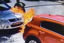 Photo of (ВИДЕО) Бугарски медиуми објавија видео од палењето на автомобилите пред амбасадата во Скопје