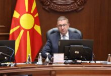 Photo of Мицкоски до Филипче: Граѓаните се иселуваат зошто ве гледаат во Дубаи како уживате на Харис Џиновиќ, а не сте во затвор