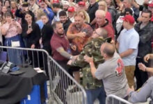 Photo of (Видео) Демонстрант го прекина говорот на Трамп и му викаше „педофил“ на митинг, обезбедувањето го исфрли надвор