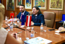 Photo of Новиот министер за култура дочекува гости со албанско знаме
