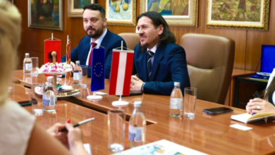 Photo of Новиот министер за култура дочекува гости со албанско знаме