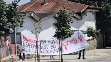 Photo of ФОТО: Премиерот пречекан со транспарент: Мицкоски на базен, а народот во Гостивар пие вода со фекалии