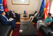 Photo of Али Ахмети по 24 години го истакна државното знаме во својата канцеларија во Мала Речица