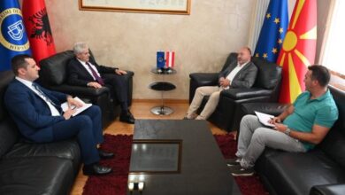 Photo of Али Ахмети по 24 години го истакна државното знаме во својата канцеларија во Мала Речица