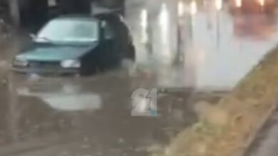 Photo of (ВИДЕО) Хаос ни скопските улици: Кола заглавена во вода