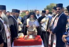 Photo of Осветен крстот кај кружниот тек во Кочани, поставен во спомен на трагично загинатите во ,,Пулс”