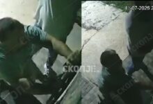 Photo of (Видео) Камери снимија обид за обивање на црквата св. Петка на патот кон Охрид: две лица со хилта пробуваа да ја разбијат вратата
