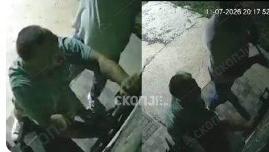 Photo of (Видео) Камери снимија обид за обивање на црквата св. Петка на патот кон Охрид: две лица со хилта пробуваа да ја разбијат вратата