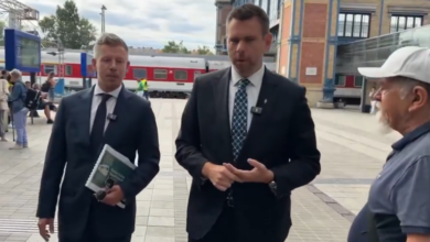 Photo of (ВИДЕО) Непознат човек плукна кон унгарскиот премиер Петер Маѓар на железничка станица во Будимпешта