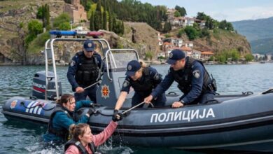 Photo of Полициjaта спаси две девојки однесени од ветрот и струите во Охридското Езеро
