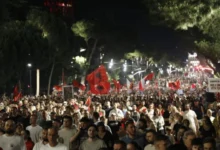 Photo of Во Тирана синоќа се одржа историски најмасовен протест, демонстрантите донесоа бетонска торта за роденденот на Рама