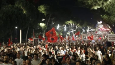 Photo of Во Тирана синоќа се одржа историски најмасовен протест, демонстрантите донесоа бетонска торта за роденденот на Рама