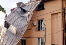 Photo of Паднати покриви, дрвја, семафори и блокирани улици од невремето во Скопје