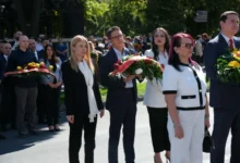 Photo of Делегација на СДСМ предводена од потпретседателот Трајановски оддаде почит во Скопје, по повод Денот на Републиката