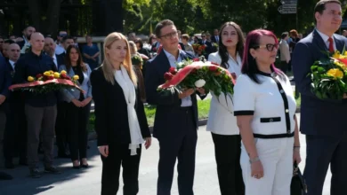 Photo of Делегација на СДСМ предводена од потпретседателот Трајановски оддаде почит во Скопје, по повод Денот на Републиката
