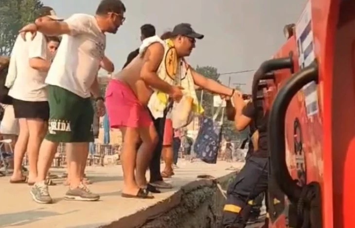 Photo of Евакуации по морски пат од плажата во Сивири поради големиот пожар (Видео)