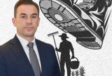Photo of ЛЕВИЦА: ОД ДПМНЕ ЛАЖАТ ДЕКА ГИ РЕШИЈА ПРОБЛЕМИТЕ НА СТРУМИЧКИТЕ ЗЕМЈОДЕЛЦИ – ОТКУПУВАЧИТЕ СÈ УШТЕ ЈА ДИКТИРААТ ЦЕНАТА
