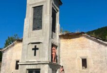 Photo of Туристи се качуваат по црквата „Св. Никола“ во Маврово, граѓаните бараат надлежните да реагираат