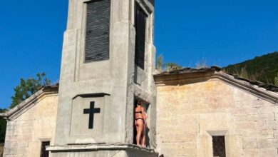 Photo of Туристи се качуваат по црквата „Св. Никола“ во Маврово, граѓаните бараат надлежните да реагираат
