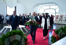 Photo of (Фото) Претседателот Филипче и делегацијата од СДСМ положија цвеќе на почивалиштето на Никола Карев