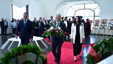 Photo of (Фото) Претседателот Филипче и делегацијата од СДСМ положија цвеќе на почивалиштето на Никола Карев
