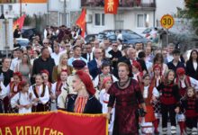 Photo of Милошоски ја пречека коњаницата во рамки на манифестациајта „10 дена Крушевска Република“