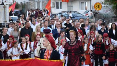 Photo of Милошоски ја пречека коњаницата во рамки на манифестациајта „10 дена Крушевска Република“