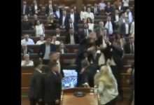 Photo of (ВИДЕО) Инцидент во Собранието на Косово: Пратеничка фрлаше со јајца по Курти