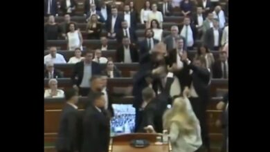 Photo of (ВИДЕО) Инцидент во Собранието на Косово: Пратеничка фрлаше со јајца по Курти