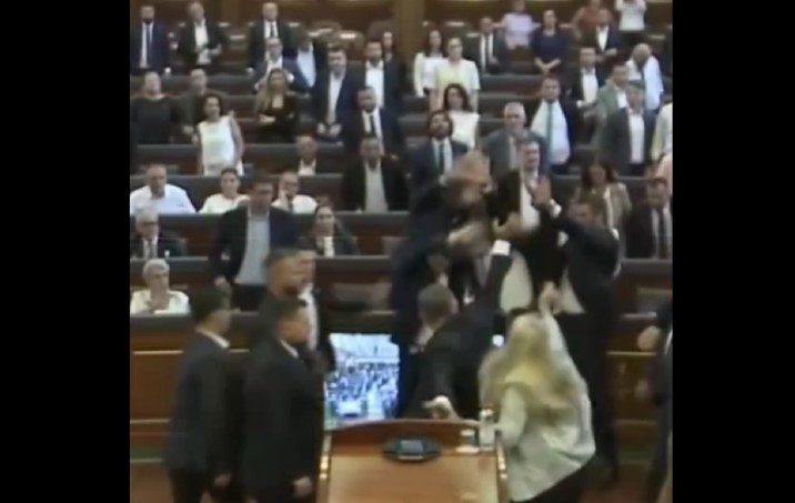 Photo of (ВИДЕО) Инцидент во Собранието на Косово: Пратеничка фрлаше со јајца по Курти