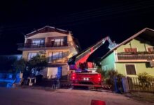 Photo of Силна бура ја погоди Словенија: Ветрови соборија дрвја и покриви, оштетен историски замок