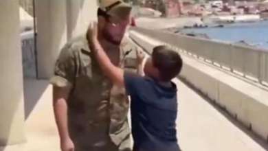 Photo of (ВИДЕО) Дете во Сеута моли шпански војник да не го враќаат во Мароко