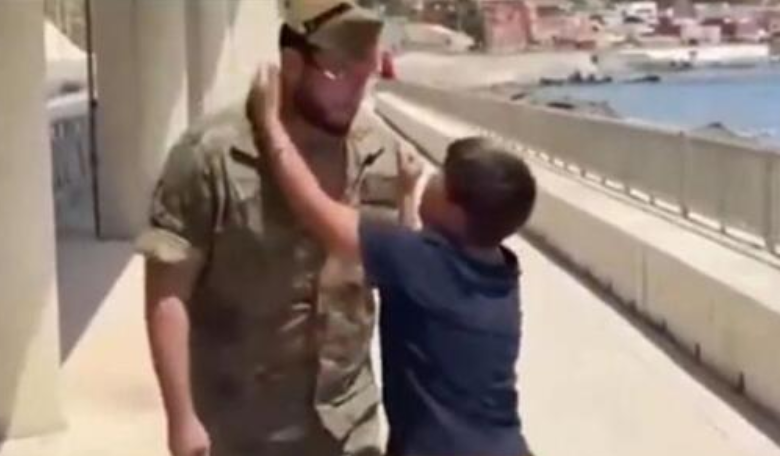 Photo of (ВИДЕО) Дете во Сеута моли шпански војник да не го враќаат во Мароко