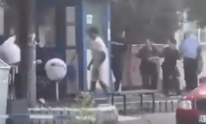 Photo of (ВИДЕО) Приведени четворица мажи по масовна тепачка пред полициската станица во Кочани