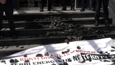 Photo of Пратеници на Алијансата за иднината на Косово истурија јаглен пред Владата во Приштина, незадоволни од енергетската и политичката ситуација