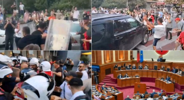 Протест пред парламентот во Тирана, судир меѓу полицијата и демонстрантите, приведени повеќе лица