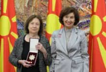 Photo of Сиљановска Давкова ја одликуваше научничката Светлана Мојсов со Орден „8 Септември“